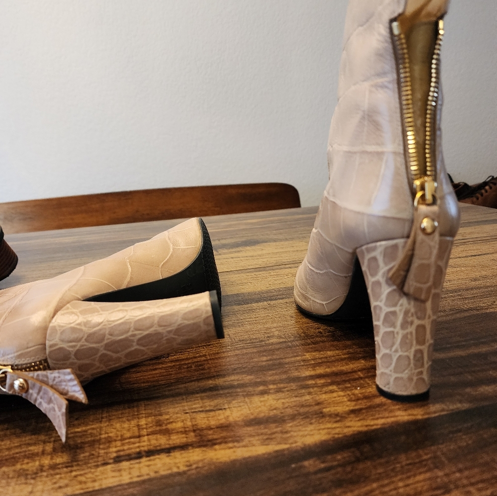 STUART WEITZMAN Beige CROC Print Embossed LEATHER Ankle Zip Heel BOOTS 9 M - Picture 4 of 7
